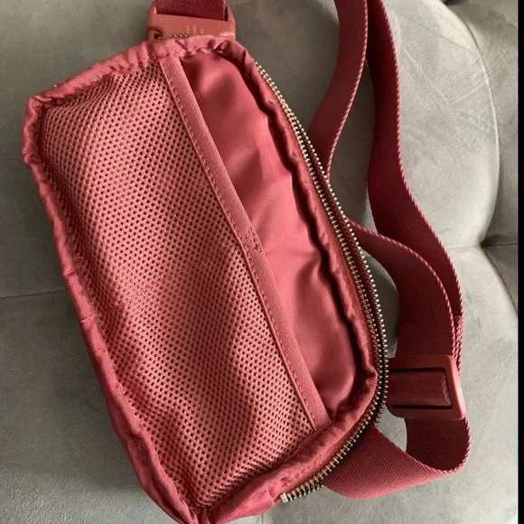 Lululemon Everywhere Belt Bag Cherry Blossom Tint OG Original - Picture 2 of 12